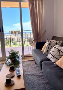 ein Wohnzimmer mit einem Sofa und einem Tisch in der Unterkunft Apartment with sea-view in Golf Bonalba Alicante in Mutxamel