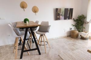 ein Esszimmer mit einem Tisch und 4 Stühlen in der Unterkunft Apartment with sea-view in Golf Bonalba Alicante in Mutxamel