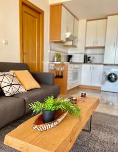 ein Wohnzimmer mit einem Sofa und einem Couchtisch in der Unterkunft Apartment with sea-view in Golf Bonalba Alicante in Mutxamel