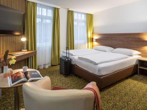 A bed or beds in a room at Hotel Mercure Wien Westbahnhof