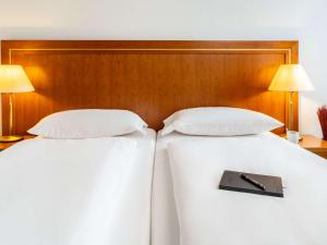 A bed or beds in a room at Hotel Mercure Wien Westbahnhof