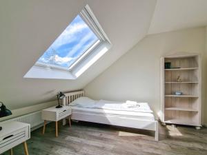 a attic bedroom with a bed and a window at Knutt 2 in Greetsiel