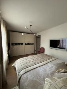 - une chambre avec un grand lit dans l'établissement Maison 8 voyageurs à 15mn des champs élysées, à Asnières-sur-Seine
