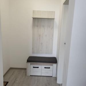 Habitación blanca con encimera y espejo en Prieteniei Nr. 11, en Rovinari