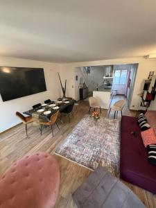 - un salon avec un canapé et une table dans l'établissement Maison 8 voyageurs à 15mn des champs élysées, à Asnières-sur-Seine