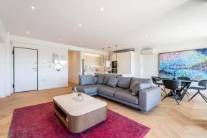 Η κουζίνα ή μικρή κουζίνα στο Stunning Athens Riviera 3 BD Apt