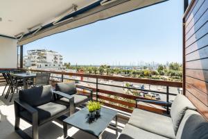 een gemeubileerd balkon met uitzicht op de haven bij Stunning Athens Riviera 3 BD Apt in Athene