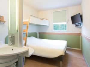 Postel nebo postele na pokoji v ubytování ibis budget Bordeaux Aéroport