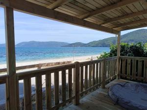 eine Veranda mit Blick auf den Strand in der Unterkunft Camping Karavomilos in Sami