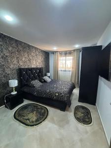 um quarto com uma cama e um sofá num quarto em La perle de maraval em Orã