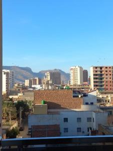 uma vista para uma cidade com edifícios ao fundo em La perle de maraval em Orã