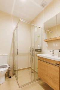 a bathroom with a shower and a toilet and a sink at Snug studio apartment with shared garden V in Athens