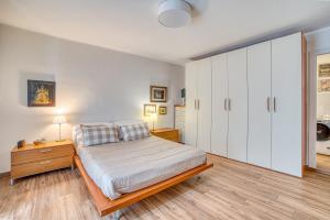 um quarto com uma cama e um grande armário branco em Il Rifugio del Cuore em Collestatte