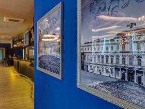 ein Bild eines an einer Wand hängenden Gebäudes in der Unterkunft ibis Styles Rastatt Baden-Baden in Rastatt