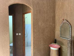 a bathroom with a mirror and a shower in a room at Guest House Tigminou in Setti Fatma
