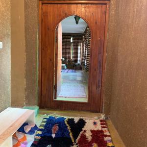 a hallway with a mirror and a rug in a room at Guest House Tigminou in Setti Fatma