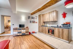 uma cozinha com armários de madeira e uma bancada em Il Rifugio del Cuore em Collestatte