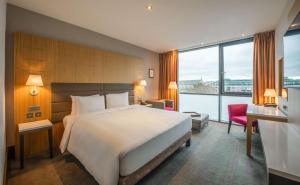 Radisson Blu Royal Hotel Dublin房間的床