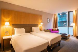 Radisson Blu Royal Hotel Dublin房間的床