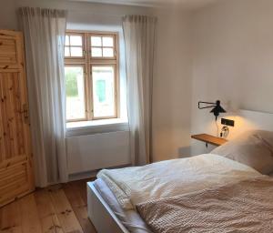 Ένα ή περισσότερα κρεβάτια σε δωμάτιο στο Familienfreundliches Landhaus, Garten, Kamin, super für Gruppen