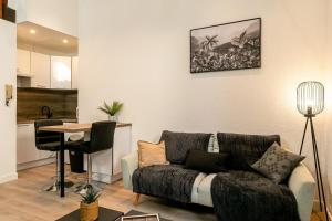佩皮尼昂的住宿－Atlas - Nexus，客厅配有沙发和桌子