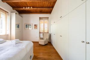 Posteľ alebo postele v izbe v ubytovaní Athenian 2BR Cottage with Garden & BBQ near Metro