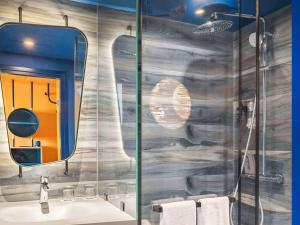 車里雅賓斯克的住宿－ibis Styles Chelyabinsk，一间带水槽和镜子的浴室