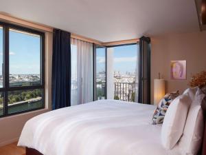 SO/ Paris Hotel客房内的一张或多张床位