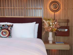 SO/ Paris Hotel客房内的一张或多张床位