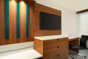 Televisyen dan/atau pusat hiburan di Wingate by Wyndham Williamsburg