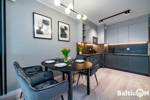 Kuchyňa alebo kuchynka v ubytovaní Apartamenty BalticON Kasprowicza parking inclusive