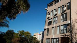 un edificio alto con un cielo azul en el fondo en Puerto Delta en Tigre