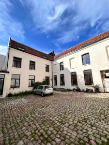 a car parked in front of a building at Maison Georges in Tourcoing