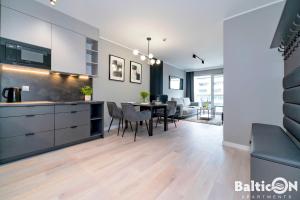 Kuchyňa alebo kuchynka v ubytovaní Apartamenty BalticON Kasprowicza parking inclusive