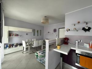 eine Küche und ein Esszimmer mit einem Tisch und Stühlen in der Unterkunft Casa Rosaria in Lecce