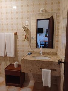 y baño con lavabo y espejo. en Pousada Vivenda Oriente, en São José da Coroa Grande