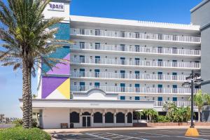 奥蒙德海滩Spark by Hilton Ormond Beach Oceanfront的前面有棕榈树的酒店