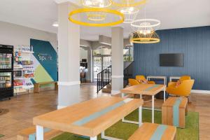 Spark by Hilton Ormond Beach Oceanfront的电视和/或娱乐中心