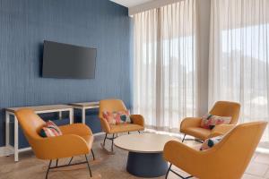 Spark by Hilton Ormond Beach Oceanfront的电视和/或娱乐中心
