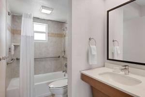 Spark by Hilton Ormond Beach Oceanfront的一间浴室