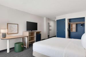 Spark by Hilton Ormond Beach Oceanfront的电视和/或娱乐中心