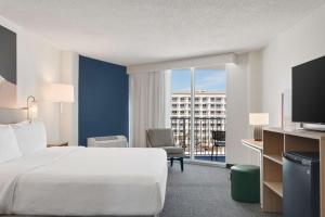 奥蒙德海滩Spark by Hilton Ormond Beach Oceanfront的一间带床和大窗户的酒店房间 更多37张照片