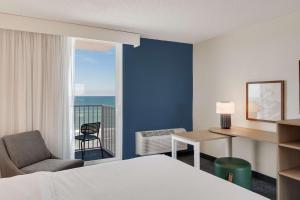 Spark by Hilton Ormond Beach Oceanfront客房内的一张或多张床位