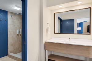 Spark by Hilton Ormond Beach Oceanfront的一间浴室