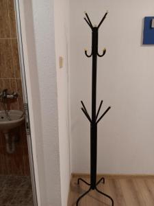 un poste negro en el baño con lavabo en Apartment Friends, en Sandanski