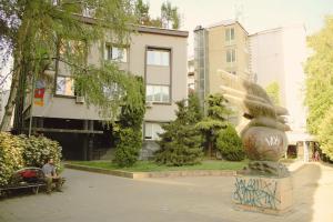 una estatua de un conejo sentado en un banco frente a un edificio en Sunny Center Apartment, en Skopje