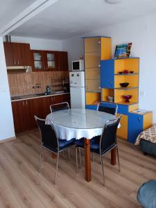 cocina con mesa y sillas en una habitación en Apartment Friends, en Sandanski