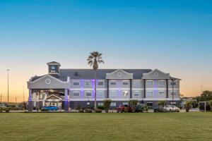 un grand bâtiment avec une tour d'horloge en haut dans l'établissement Best Western Texas City I-45, à Texas City