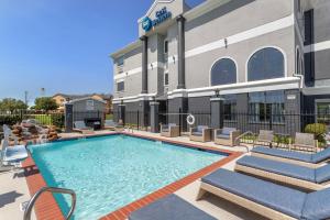 uma piscina em frente a um hotel em Best Western Texas City I-45 em Texas City