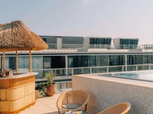 ein Resort mit einem Pool und einem Gebäude in der Unterkunft The Hoxton Vienna in Wien